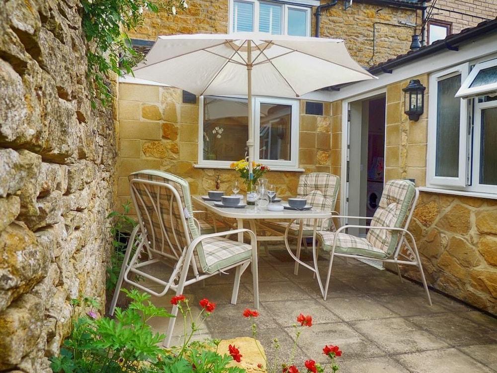 The Lansdowne Guest House Bourton-on-the-Water Exterior foto The courtyard at The Old Post Office