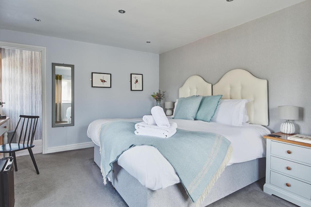 The Lansdowne Guest House Bourton-on-the-Water Exterior foto A bedroom at The Old Post Office