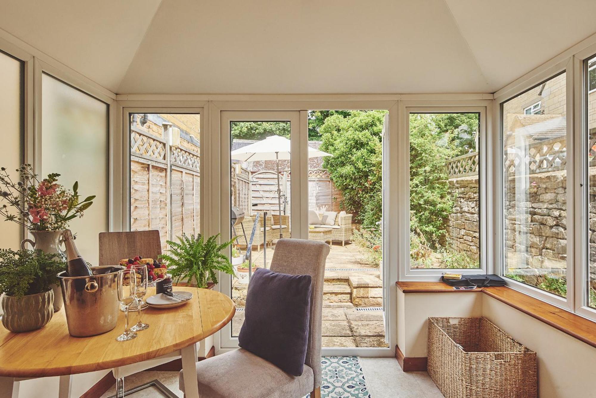 The Lansdowne Guest House Bourton-on-the-Water Exterior foto Interior of a conservatory