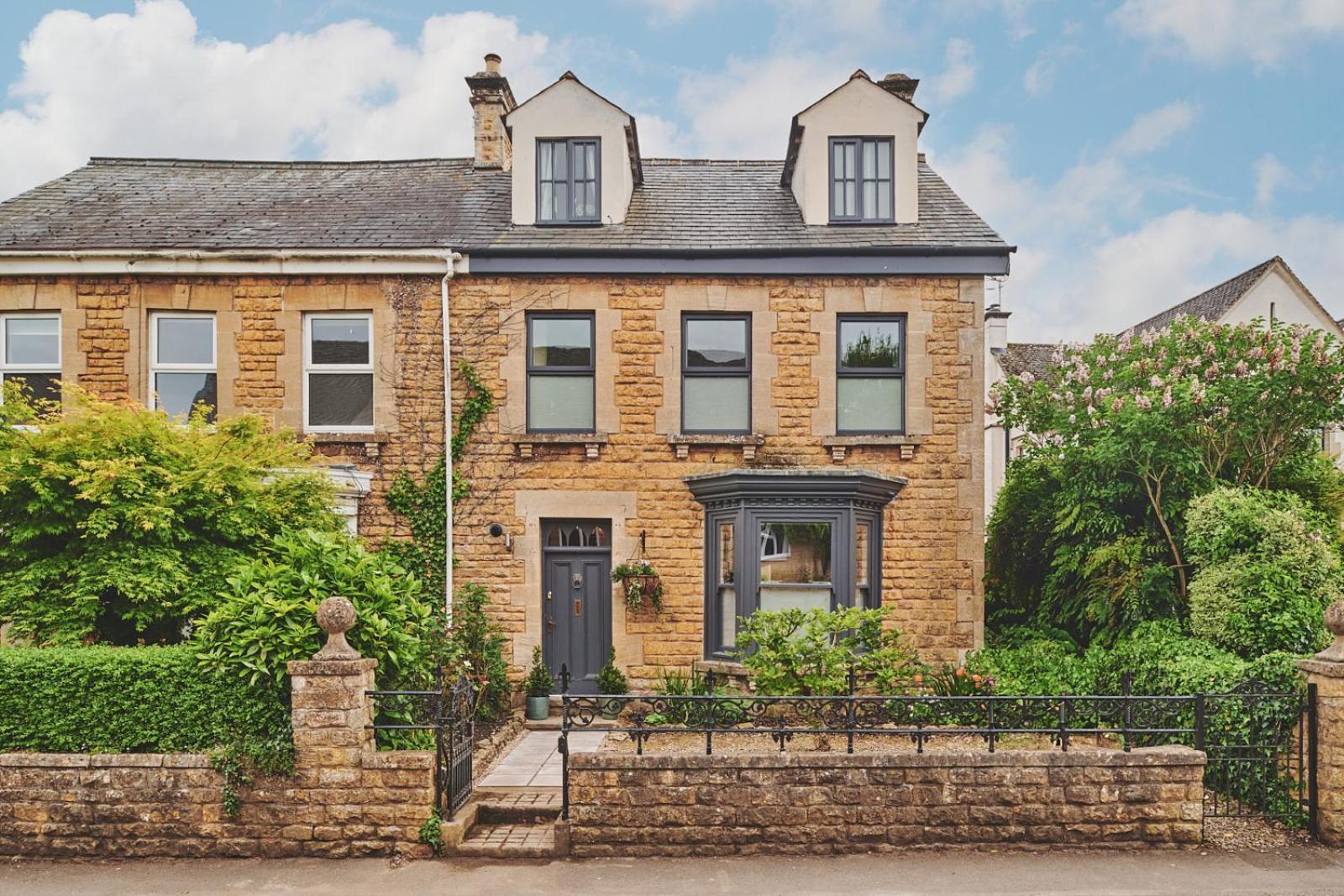 The Lansdowne Guest House Bourton-on-the-Water Exterior foto The former station building