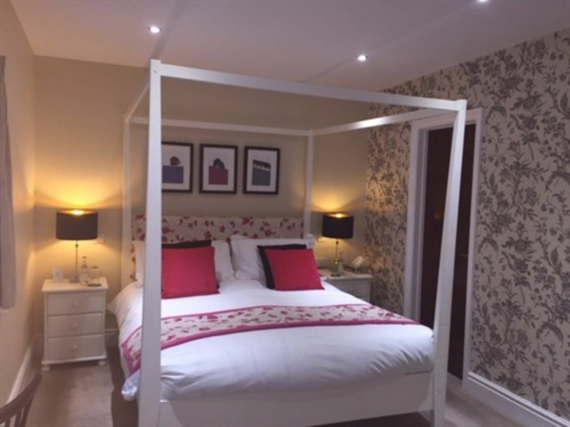 The Lansdowne Guest House Bourton-on-the-Water Exterior foto A bedroom at the hotel