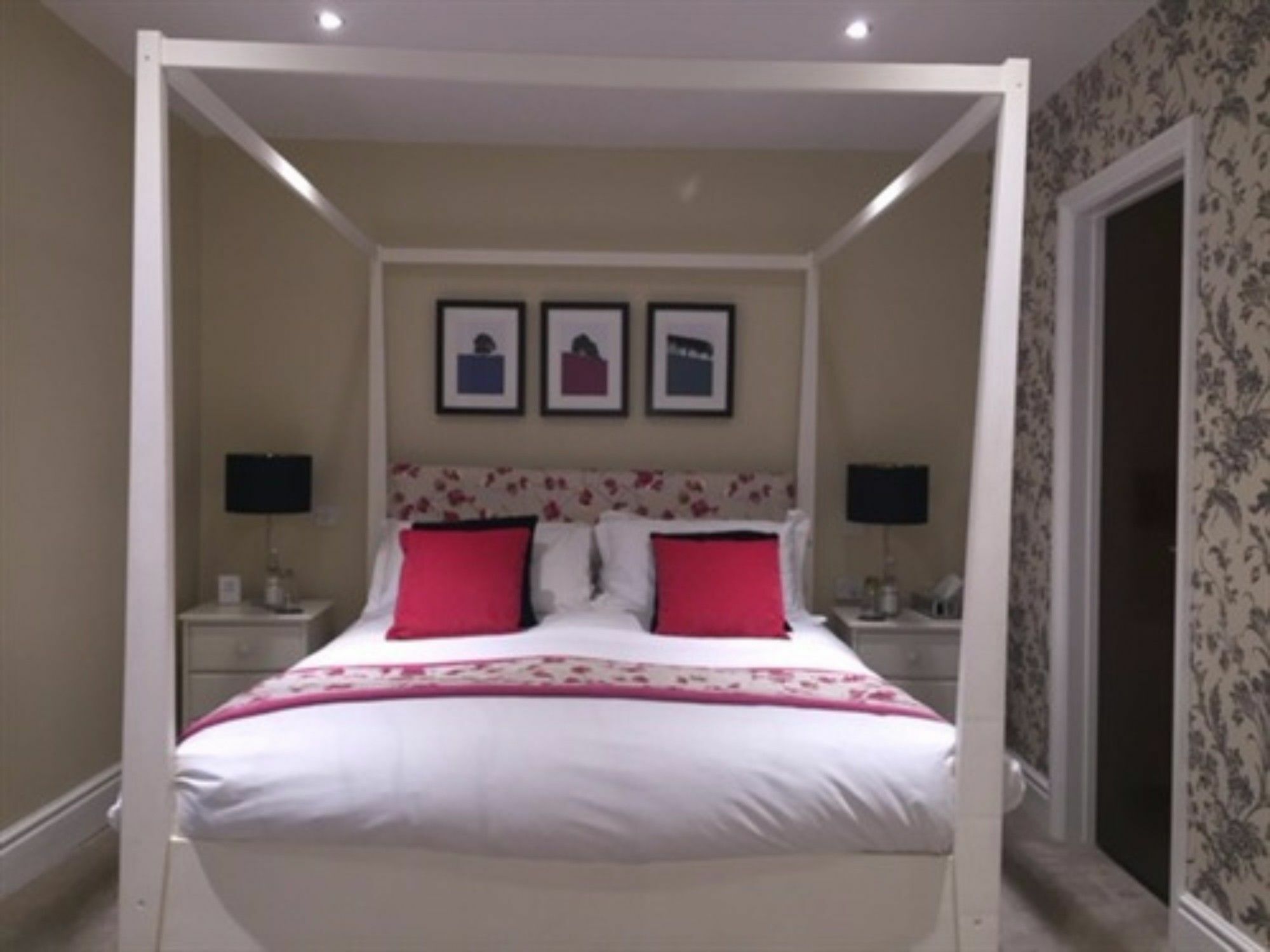 The Lansdowne Guest House Bourton-on-the-Water Exterior foto A bedroom at the hotel